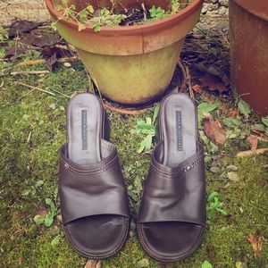 Sale! Earthy Tommy Hilfiger brown leather slides👣